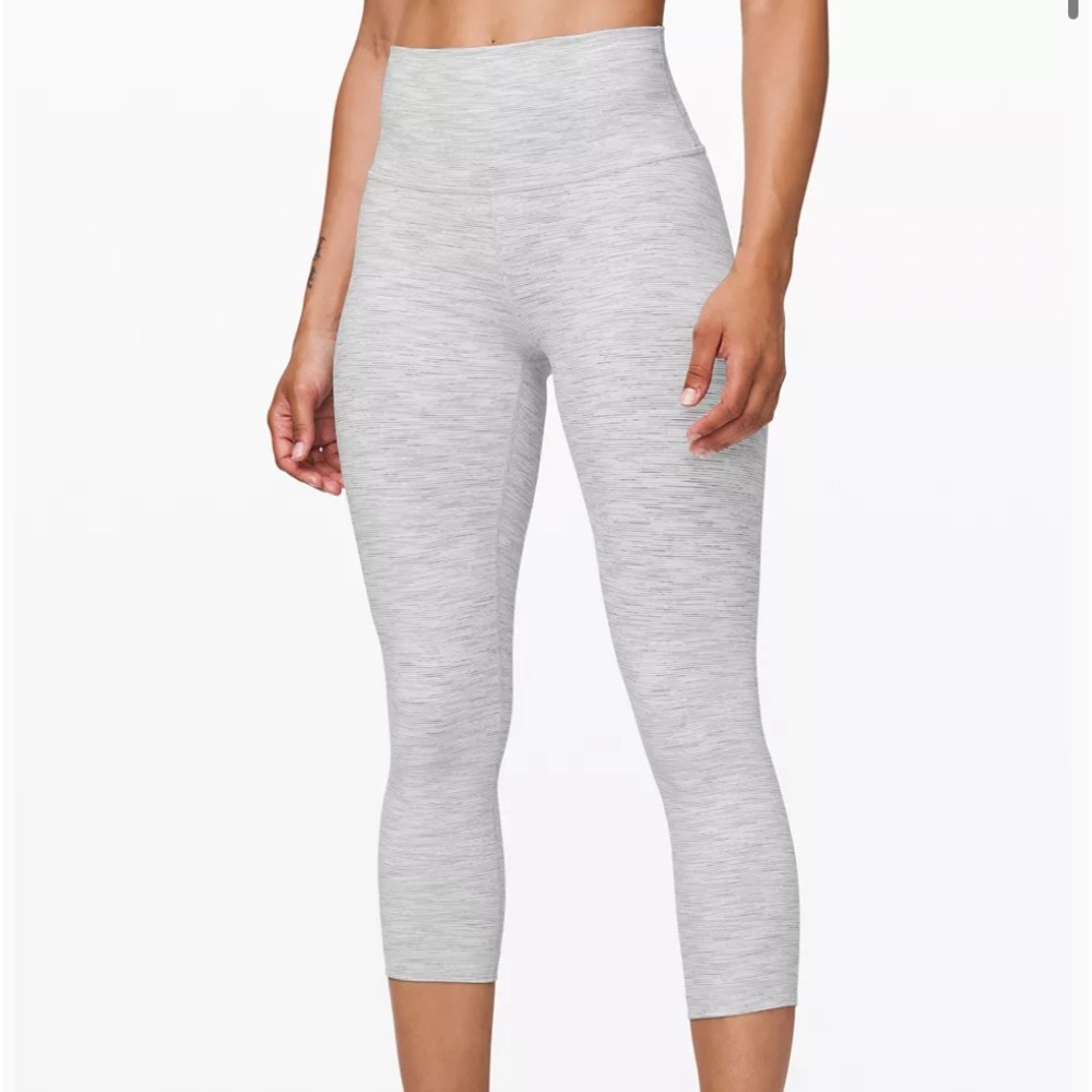 Lululemon Wunder Under High-Rise Crop 21"; Color: Wee are from space; Size 8